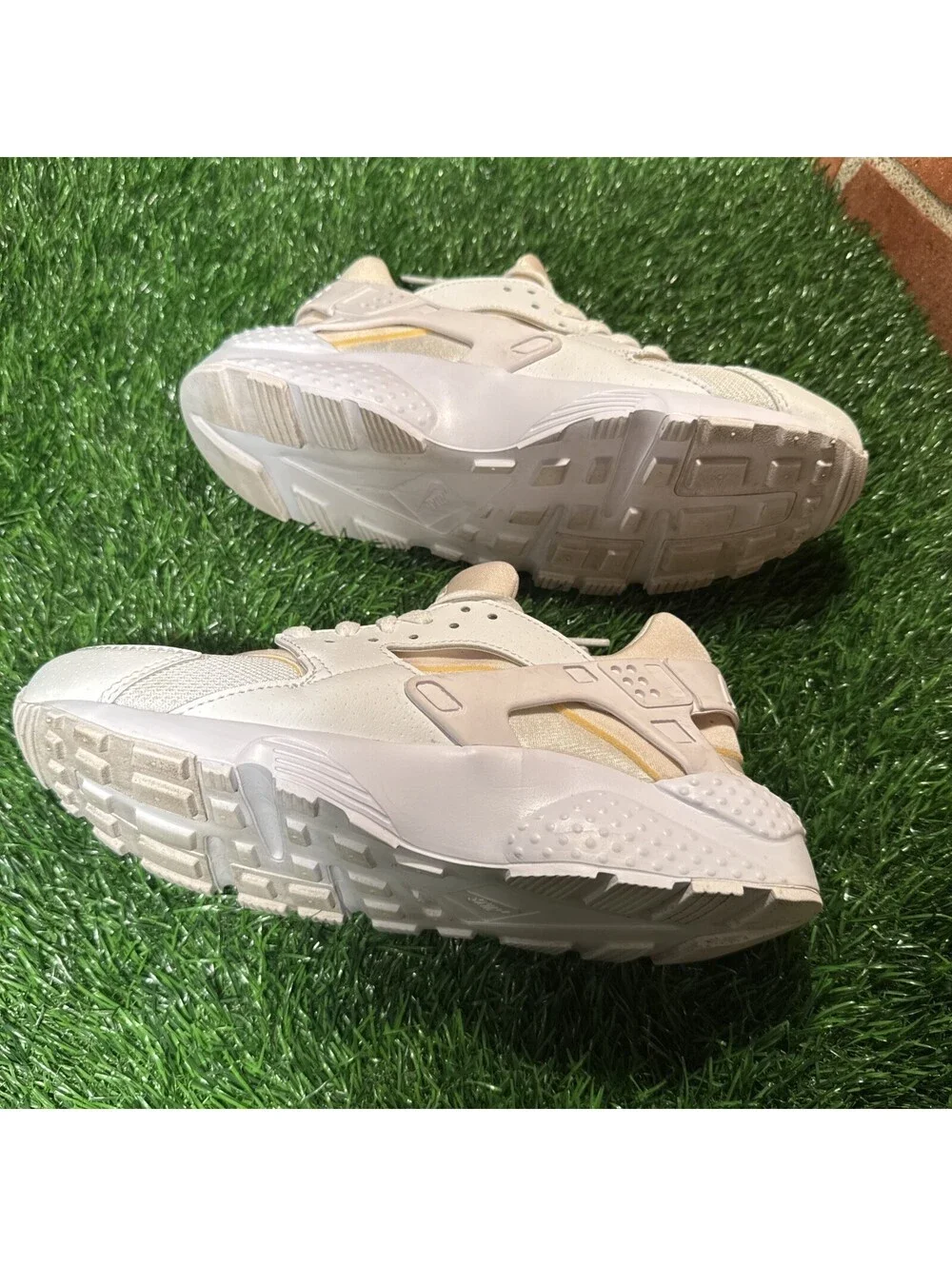 Nike Air Huarache Run White Pure Platinum GS Size 6y 7.5w 645275-110 No Box
